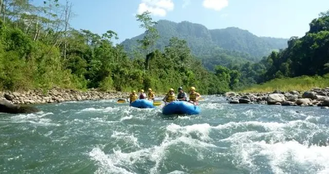 rafting sur le Rio Savegre sur la cote Pacifique du Costa Rica