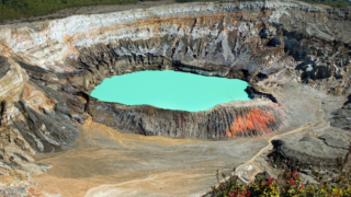 Volcan Poas actif costa rica avec lagon turquoise