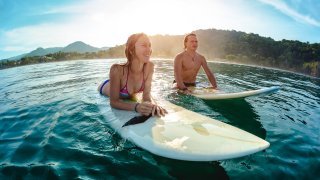 Couple en train de surfer au Costa Rica