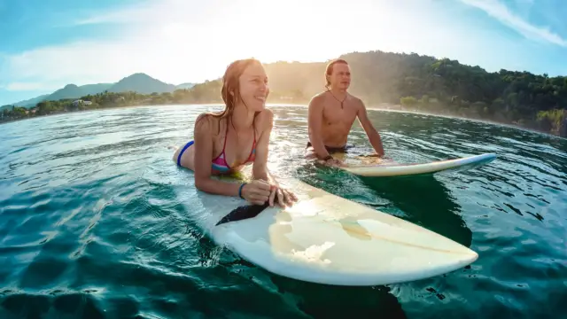 Couple de surfer au Costa Rica
