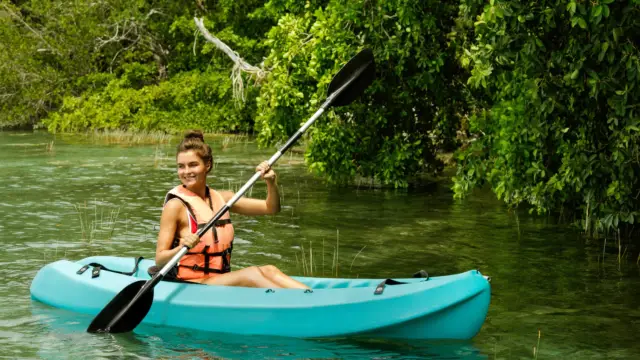 Une femme en train de faire du Kayak au Costa Rica
