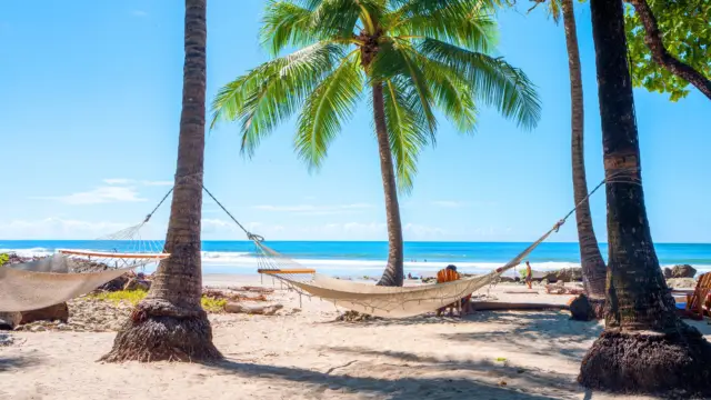 Ambiance détendue sur une belle plage de la côte Caraïbe du Costa Rica