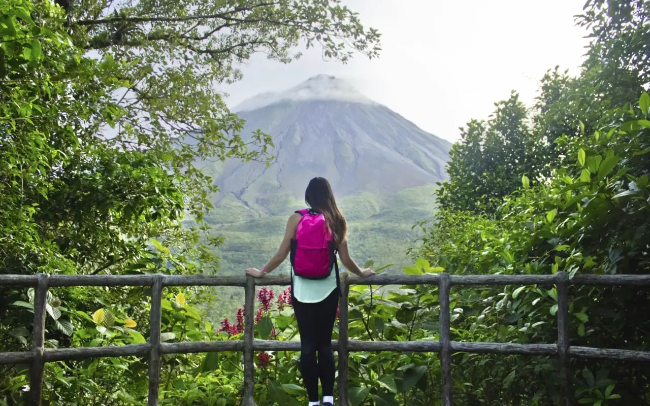 Jeune femme entrain de faire de la randonnée au Costa Rica