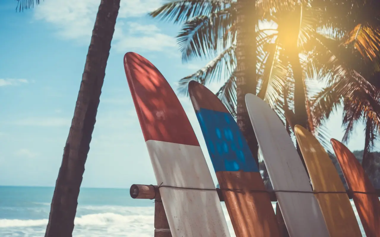 Planches de surf sur une plage du Costa Rica