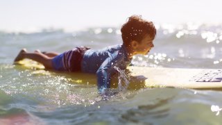 Enfant en train de surfer au Costa Rica