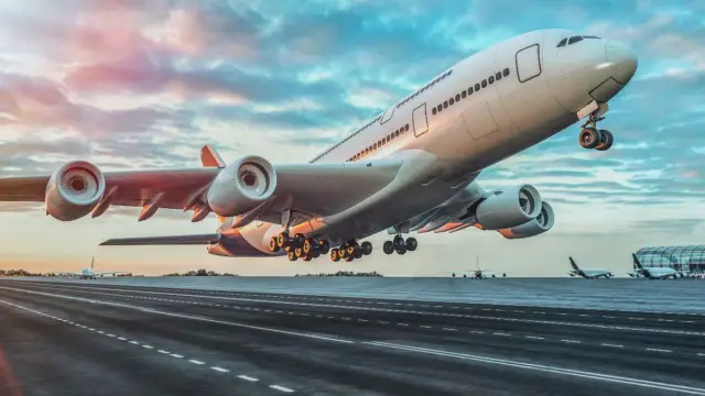 Avion au décollage devant un beau ciel bleu