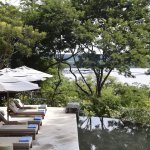 Piscine à débordement d'Andaz avec vue sur la marina de Papagayo