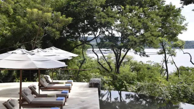 Piscine à débordement d'Andaz avec vue sur la marina de Papagayo