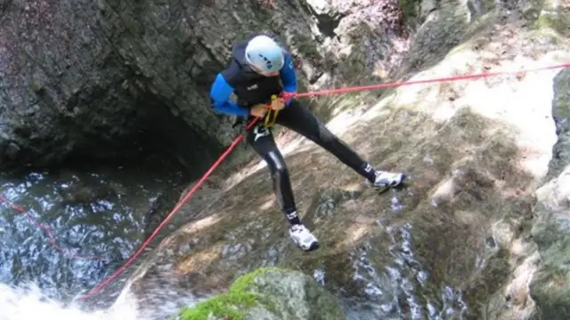 Descente en rappel lors d'un canyoning dans la région d'Arenal