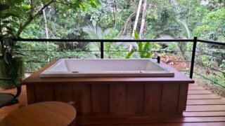 Baignoire jacuzzi de l'Arenal Glamping
