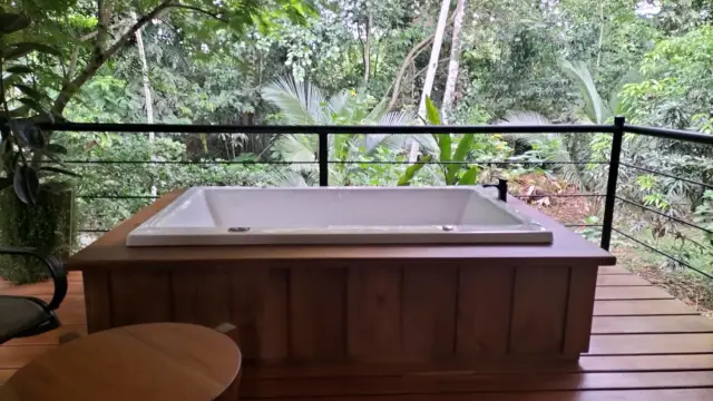 Baignoire jacuzzi de l'Arenal Glamping