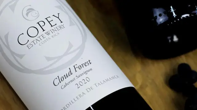 Bouteille de vin rouge de Copey de Dota, premier cru du Costa Rica.