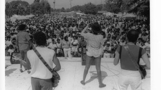 Un groupe de rock jouant à San José pour la Gay Pride de 1985
