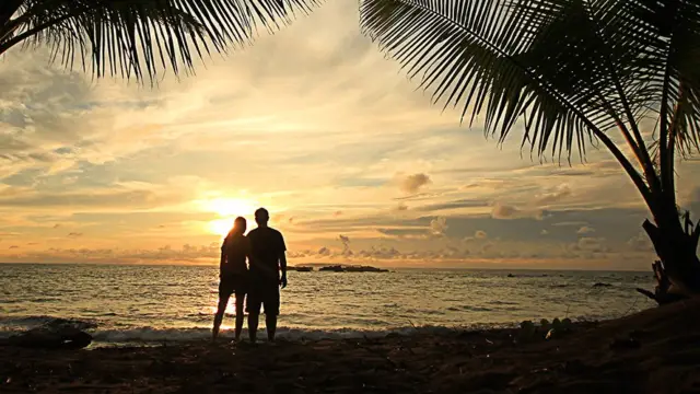 Couple au moment du couché de soleil sur une plage au Costa Rica 