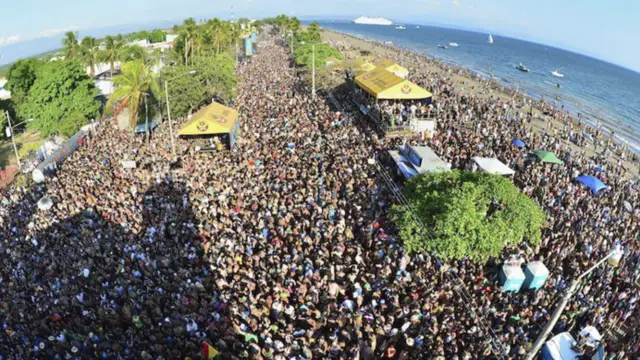 photo aérienne d'un carnaval de Puntarenas