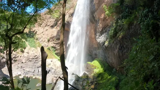 Vue de la cascade Kiki, célèbre chute d'eau de Boca Chica au Panama