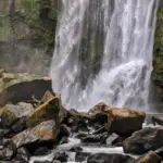 Cascade de Nauyaca durant la saison des pluies sur la côte Pacifique du Costa Rica