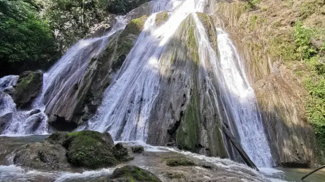 Vue de la superbe cascade de la réserve de Karen Mogensen au sud de la Péninsule de Nicoya au Costa Rica 
