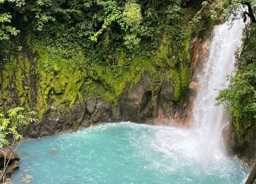 Cascade du Rio Celeste à Tenorio, région volcanique du Costa Rica