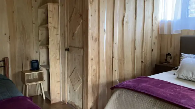 Détails en bois d'une chambre de l'hôtel Cedrela à Copey de Dota