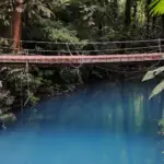 Pont suspendu au-dessus du Rio Celeste dans le parc national de Tenorio au Costa Rica
