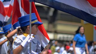 Petite fille en costume de parade pour la fête nationale du Costa Rica