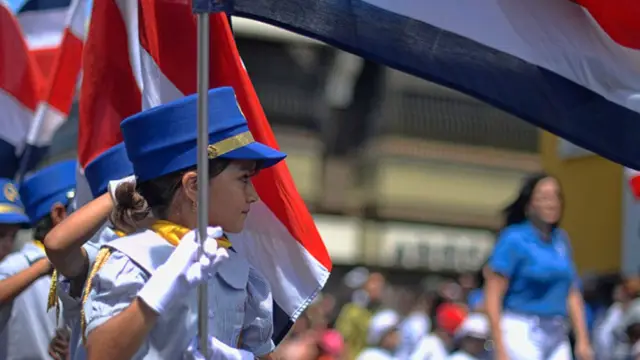 Petite fille en costume de parade pour la fête nationale du Costa Rica