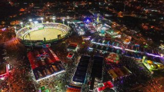 Vue aérienne des fêtes de Zapote, avec l'arène et les attractions