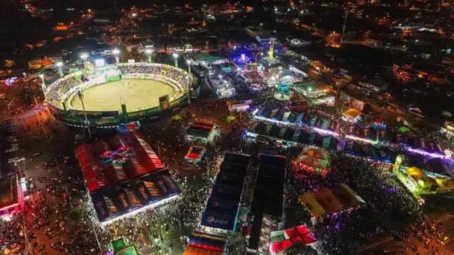 Vue aérienne des fêtes de Zapote, avec l'arène et les attractions