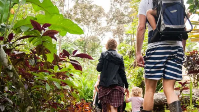 Tour familial pour découvrir l'exploitation agricole de la Finca Luna Nueva Arenal