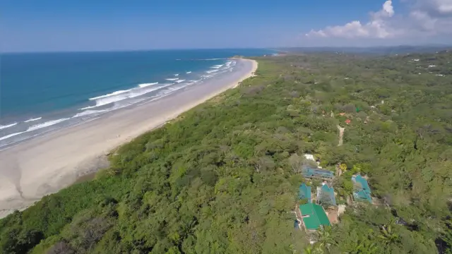 Vue aérienne de Playa Guiones et de l'hÔtel Olas Verde à Nosara, au Costa Rica