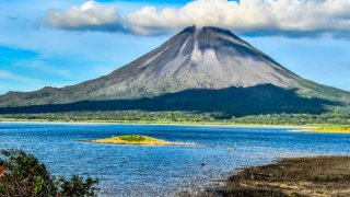 Vue sur le lac Arenal et le volcan