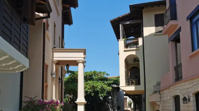 Rue du village de Las Catalinas sur la côte Pacifique du Guanacaste au Costa Rica