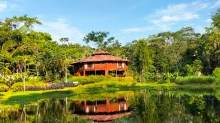 Photo du Macaw Lodge et de son lac à Tarcoles