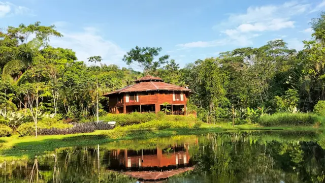Photo du Macaw Lodge et de son lac à Tarcoles