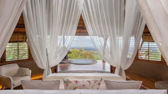 Vue sur la région de Tenorio depuis la chambre d'un établissement luxueux