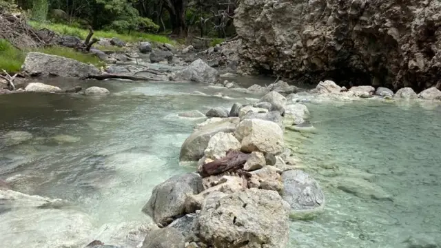 Piscine d'eaux thermales à Rincon de la Vieja, région volcanique du Costa Rica