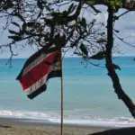 Drapeau du Costa Rica sur une plage du Pacifique