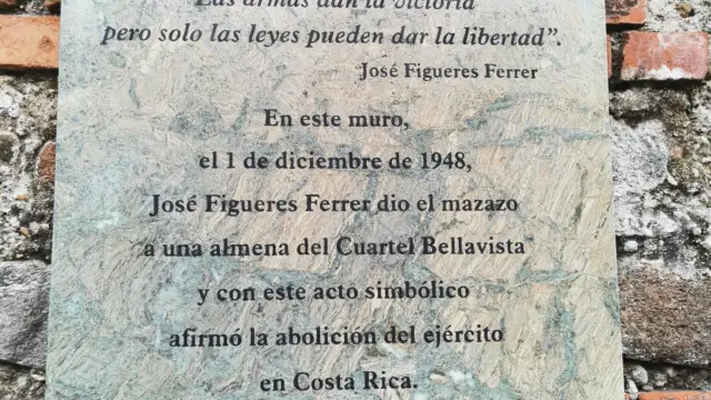 Plaque commémorative rappelant la suppression de l'armée du Costa Rica