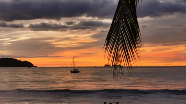 Sunset sur la plage de Potrero, station balnéaire de la côte Pacifique du Guanacaste