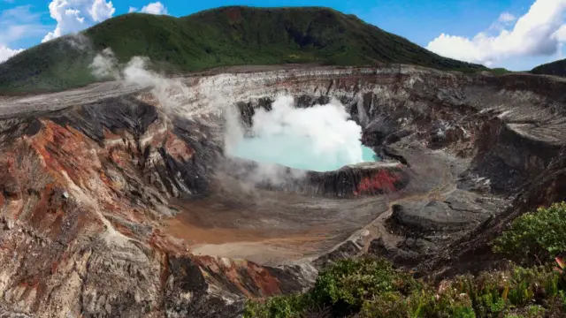 Le lac d'acide du volcan Poas