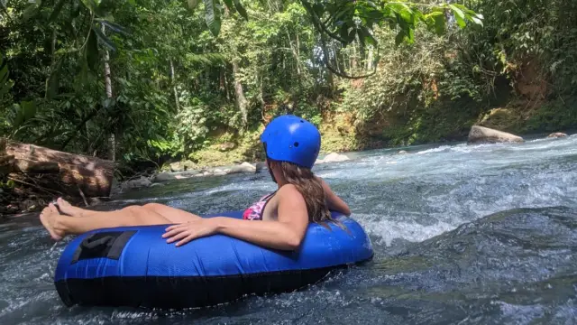 Descente en Tubbing dans la région de Rincon de la Vieja au Costa Rica