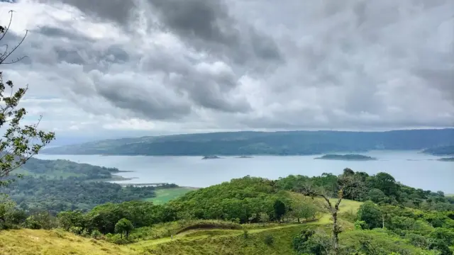 Vue du lac Arenal depuis le Rancho Margot dans le secteur El Castillo