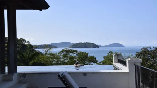 Piscine de l'hôtel Santarena avec vue sur les îles Las Catalinas