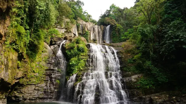 Cascade de Nauyaca sur la côte Pacifique du Costa Rica