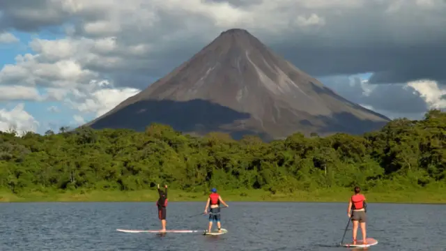 Le lac Arenal, le volcan et des stand-up paddles