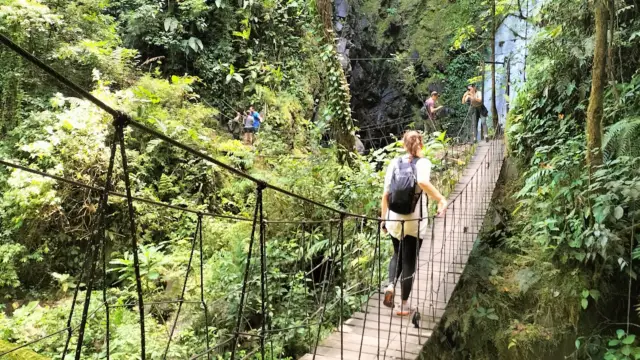 Esteban sur les ponts suspendu de la Cascade El Tigre à Monteverde