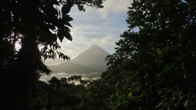 Volcan Arenal vu des ponts suspendus 