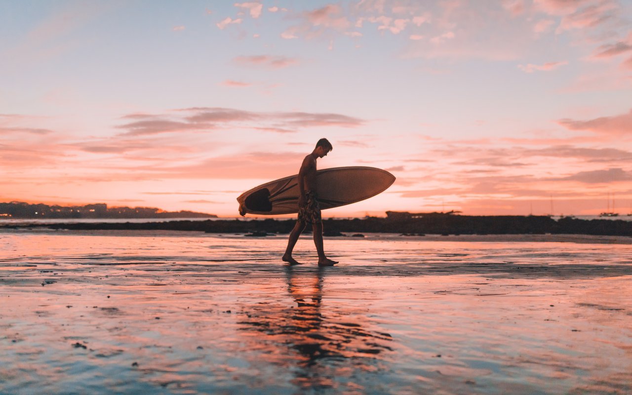Surfeur sur une plage du Costa Rica